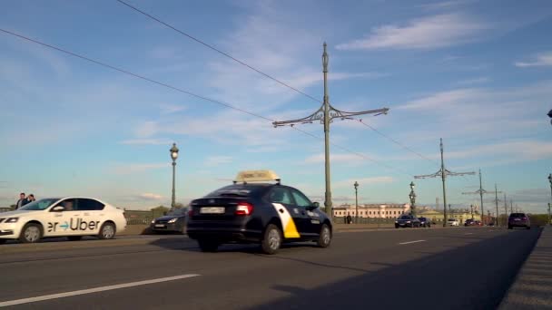 Sankt Petersburg Russland Troizki Brücke Unter Quarantäne Tagsüber Verkehr Auf — Stockvideo