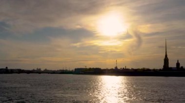 Rusya, Saint Petersburg, Peter ve Paul kalesi, Mayıs 2020: Peter ve Paul kalesi ve Saint Petersburg 'da gün batımında Neva nehri. Şehir manzarası. Zaman Süreleri.