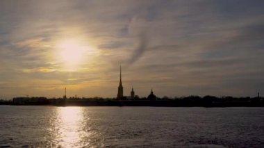 Rusya, Saint Petersburg, Peter ve Paul kalesi, Mayıs 2020: Peter ve Paul kalesi ve Saint Petersburg 'da gün batımında Neva nehri. Şehir manzarası. Zaman Süreleri.