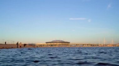  Rusya, Saint Petersburg, Mayıs-10, 2020: Finlandiya Körfezi 'ndeki 300. yıldönümü parkından gün batımında Gazprom stadyumunun video çekimi.