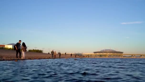 ロシア サンクトペテルブルク 2020年5月10日 日没時にフィンランド湾を渡る300周年記念公園からガスプロムアリーナスタジアムのビデオ撮影 — ストック動画