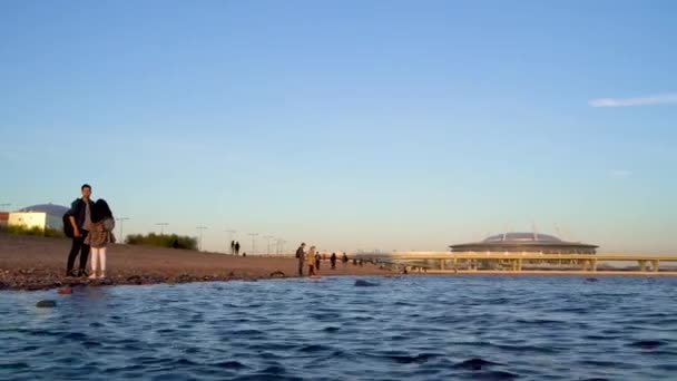 ロシア サンクトペテルブルク 2020年5月10日 日没時にフィンランド湾を渡る300周年記念公園からガスプロムアリーナスタジアムのビデオ撮影 — ストック動画