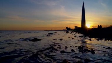 Rusya, Saint Petersburg, Mayıs-10, 2020: Saint Petersburg 'da bir gökdelen, Gazprom merkezi Lakhta Merkezi ve Finlandiya Körfezi. Zaman Süreleri.