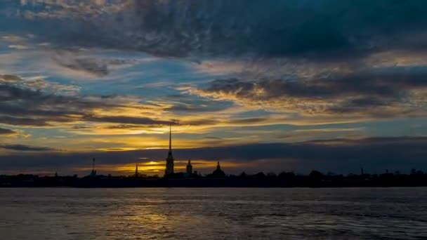 ロシアのサンクトペテルブルク2020年5月8日 日没時のサンクトペテルブルクの要塞 時間の経過 — ストック動画