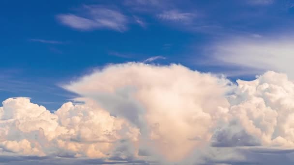 Nubes Blancas Esponjosas Mueven Rápidamente Través Del Cielo Azul Video — Vídeo de stock
