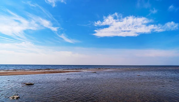 Przylądek morski. Piaszczysta plaża nad morzem w słoneczny dzień. — Zdjęcie stockowe