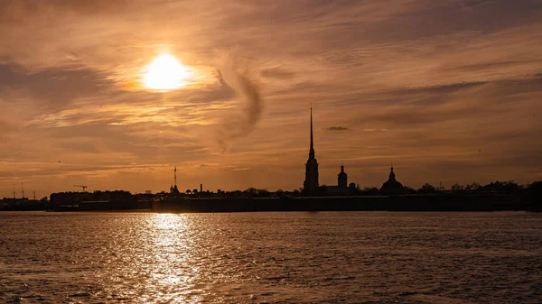 Russia, San Pietroburgo. La fortezza di Pietro e Paolo e il fiume Neva al tramonto a San Pietroburgo . Immagini Stock Royalty Free