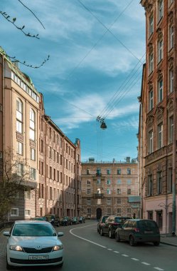 Güneşli havalarda Saint Petersburg sokakları mavi gökyüzü ve Cirrus bulutlarıyla. Yaşlı Peter. 