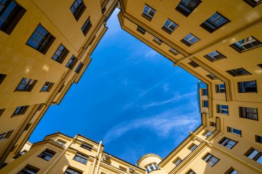 St. Petersburg 'daki kuyuların avlularında, mavi gökyüzünün altında bir manzara.