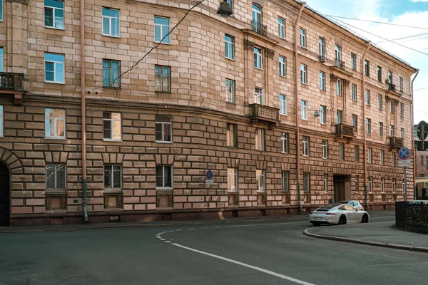Saint Petersburg 'daki eski binaların pencereleri, binalardaki arka plan simetrisi. 