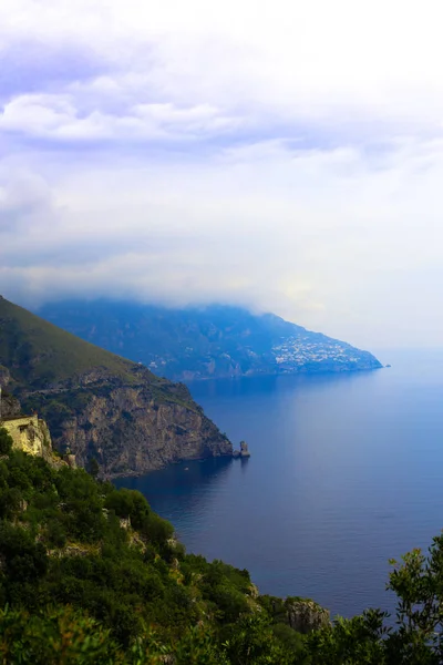 Solnedgang med dramatisk himmel over Tyrrenhavet i Amalfi Coast, Company, Italia – stockfoto