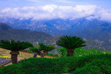 Teras Bahçe Villa Rufolo Ravello çiçeklerle ile resim kartpostal. Amalfi Coast, Campania, İtalya