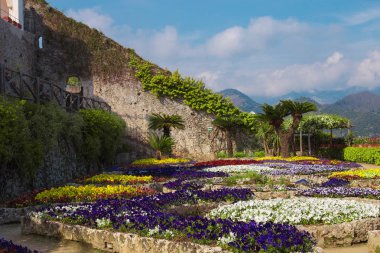 Teras Bahçe Villa Rufolo Ravello çiçeklerle ile resim kartpostal. Amalfi Coast, Campania, İtalya
