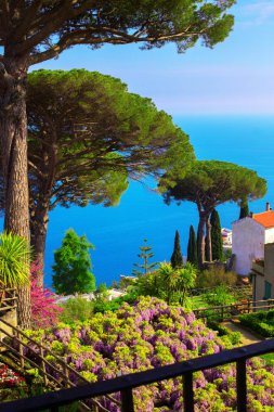 Ravello, Campania, İtalya Villa Rufolo bahçelerde tiren denizden Salerno Körfezi bakan kartpostal