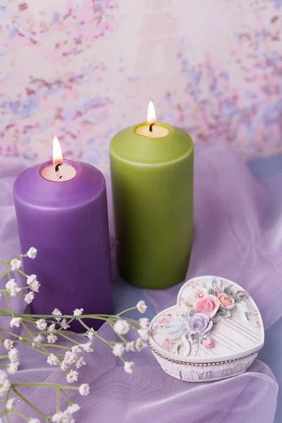 Fondo de San Valentín o boda. Velas, flores, un regalo en forma de corazón en tonos púrpura. Enfoque selectivo . — Foto de Stock