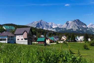 Köyün Dağları'nın eteklerinde. Doğa ile birlik