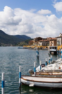Monte Isola, İtalya - 29 Haziran 2017: Dağlar - seyahat ve doğal arka plan görünümünü Lake Iseo üzerinde Monte Isola Adası, limanda tekneler.