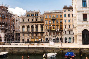 Trieste, İtalya-Temmuz 7,2017: Cephe Grande kanal boyunca binaların.
