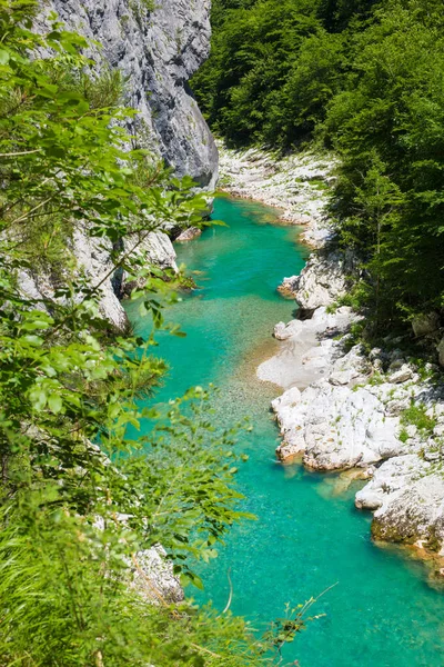 Vista superior al río de la montaña. Hermoso fondo natural . — Foto de Stock