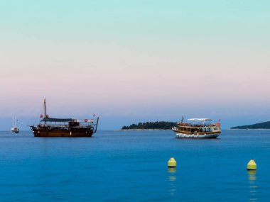 Denizin üzerinde tekne. Deniz gezi turist turist kartı