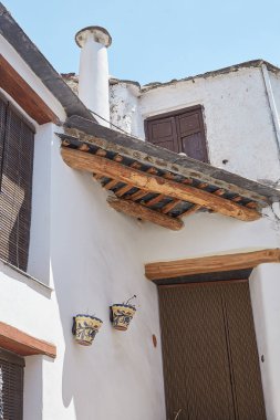 Capileira, Endülüs, İspanya 'da fayanslı ve bacalı geleneksel çatı