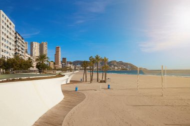 Poniente plajı, Benidorm manzarası gökdelenler, palmiye ağaçları ve güzel bir gezinti güvertesi, İspanya