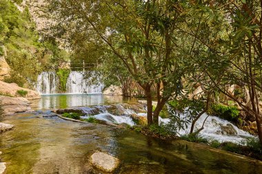 Güzel dağ nehirleri ve şelaleler Algar, Alicante İspanya.