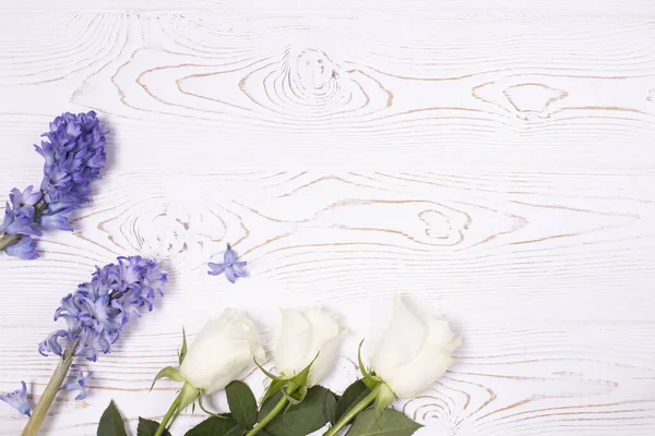 Vista Dall Alto Fiori Blu Giacinto Rose Bianche Tavolo Legno — Foto Stock