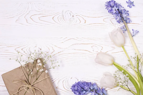 Подарочная Коробка Завернутая Бумагу Синие Гиацинтовые Цветы Белые Тюльпаны Белом — стоковое фото