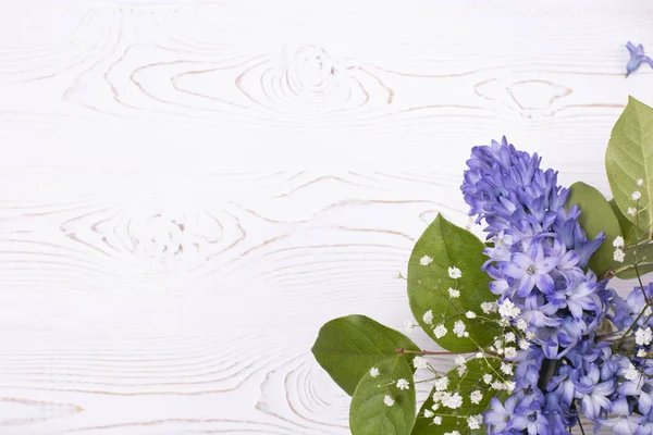 Fiori Giacinto Blu Gypsophila Bianca Tavolo Bianco Piatto Copia Spazio — Foto Stock