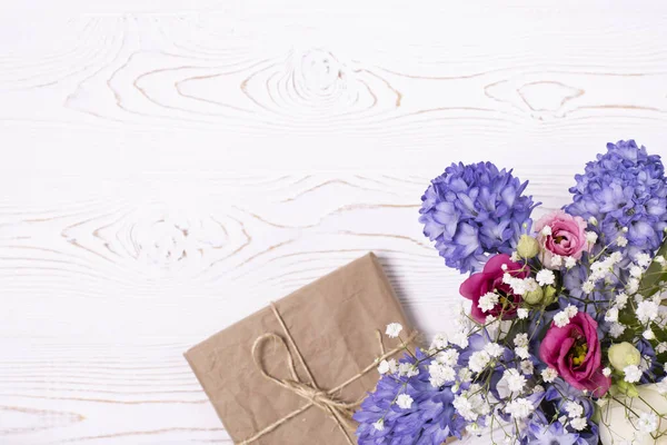 Una Confezione Regalo Avvolta Carta Artigianale Fiori Giacinto Blu Rose — Foto Stock