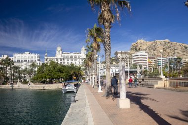 Alicante, İspanya - 4 Kasım 2018: Limanda güzel binalarla gezinti