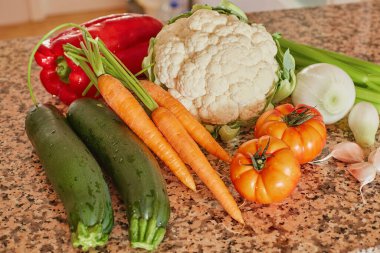 İtalyan sebze çorbası için malzemeler. Kereviz, domates, soğan ve havuç, karnabahar ve sarımsak, kabak.