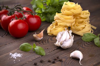 Taze fesleğen, sarımsak ve domatesli çiğ tagliatelle makarnası.