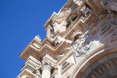 Caravaca de la Cruz, Murcia, İspanya - 17 Kasım 2017: Murcia ili Basilica de la Santisima Vera Cruz 'un ana cephesinin bir parçası.