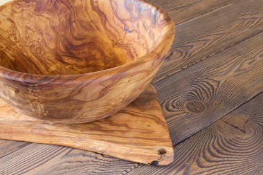 Zeytin tabakları, ahşap tabaklar. Çevre dostu seçim ve doğa dostu. Plastiksiz ve temiz bir gezegen kavramı. Metin için boş alan