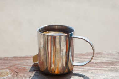 metal bir fincan çay