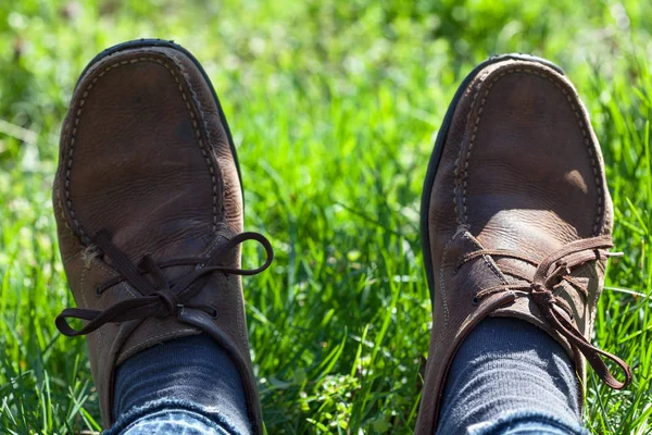 Braune Schuhe im Gras — Stockfoto