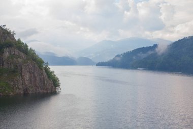 sis sakin göl üzerinde