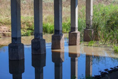 nehir suyu sütunlarda Köprüsü