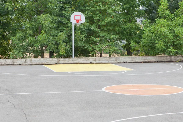 Баскетбол в школьном дворе — стоковое фото