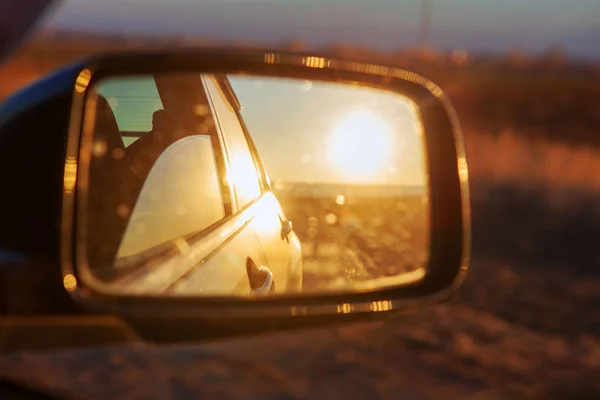 Reflexão do sol no espelho do carro — Fotografia de Stock