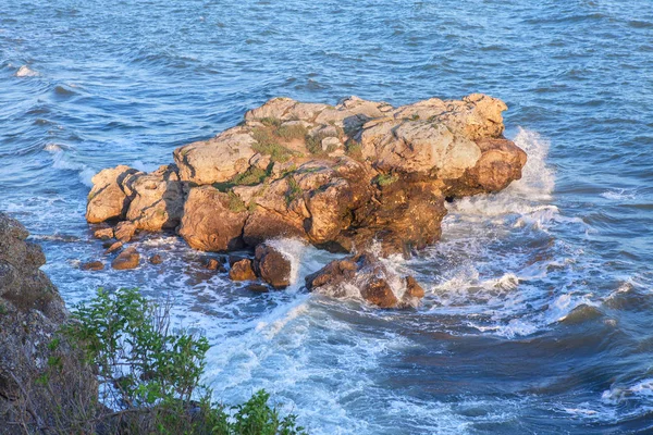 Pequeña isla en el mar azul — Foto de Stock