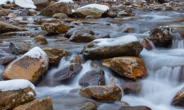 donmuş su büyük taş