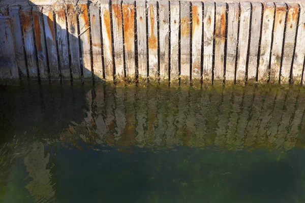 Holzzaun im Wasser — Stockfoto