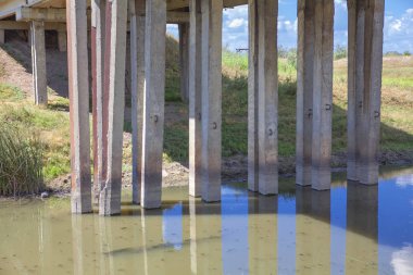 Köprünün altında