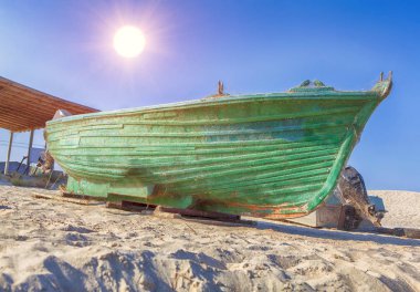 kumlu bir plaj üzerinde tekne