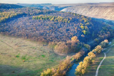 pastoral nehir ve tepeler