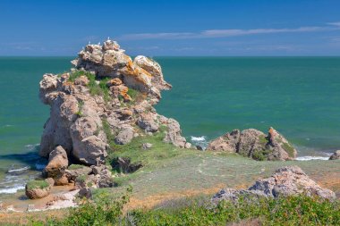 cliff sahilde ile sahne