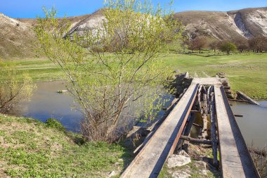 küçük bir nehrin karşısındaki metal Köprüsü